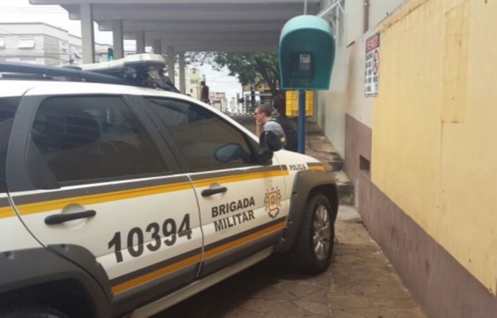 Ir para  <p>Duas pessoas deram entrada no pronto-socorro do Hospital Santa Terezinha, em Erechim, por volta das 15h desta ter&ccedil;a-feira, 31, com ferimentos por arma de fogo. Um deles seria um senhor de 46 anos, a outra pessoa, uma...